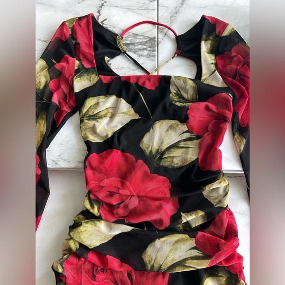 Dress with roses - Picture 2 of 5